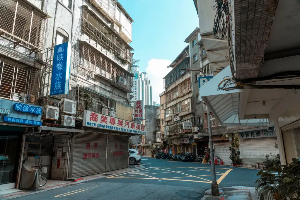 企业管理系统选型对比:定制开发与标准化SaaS的适用性分析